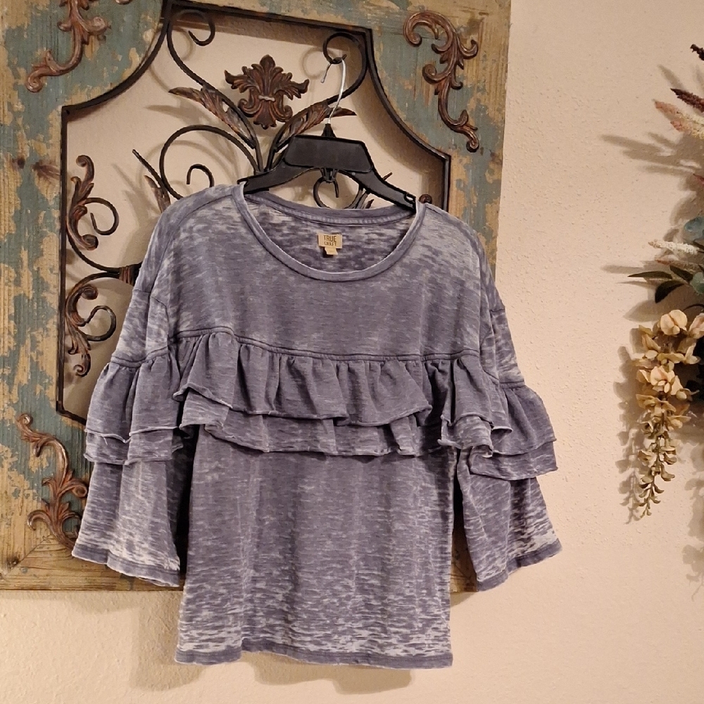 True Craft Gray Ruffle Blouse. NWOT Size MEDIUM